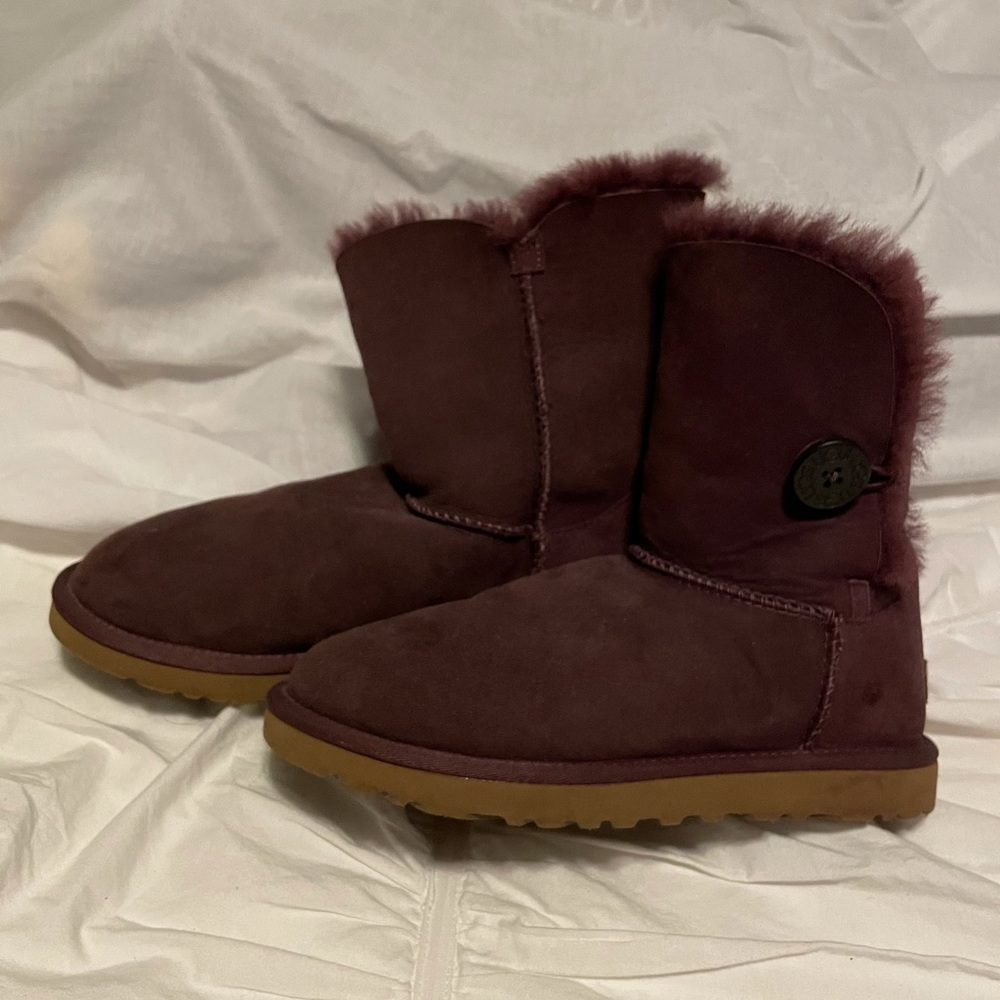 BARELY WORN UGGS